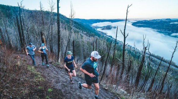 Menschen joggen durch einen Wald