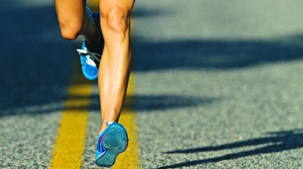 A healthy running style and the right footwear are important to avoid pain.