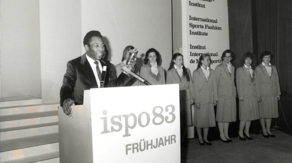 Pokalträger 1983: Pelé, der brasilianische Ausnahme-Fußballspieler (am Pult), der von vielen als bester Spieler aller Zeiten betitelt wird. Er schoss bis zum Ende seiner Fußballer-Karriere 1977 weit über 1250 Tore. 1999 wurde er vom Internationalen Olympischen Komitees (IOC) zum Sportler des vergangenen Jahrhunderts gewählt.