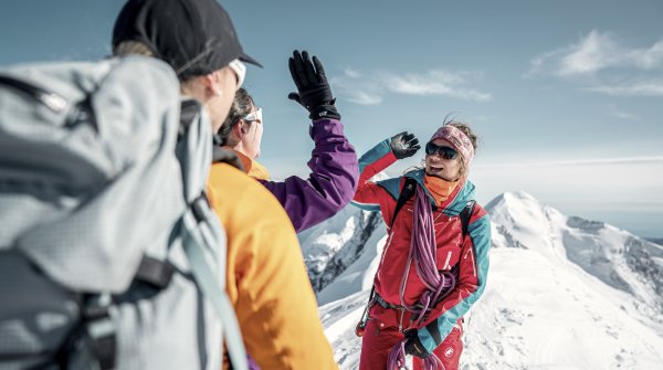 Glückliche Bergsteiger auf einem Gipfel 