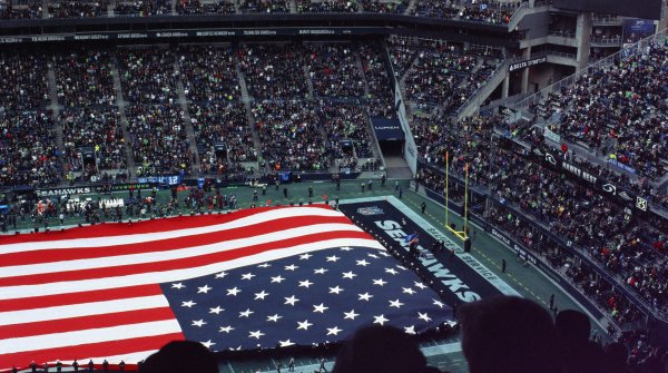 US Flagge im Fokus auf einem Football Feld